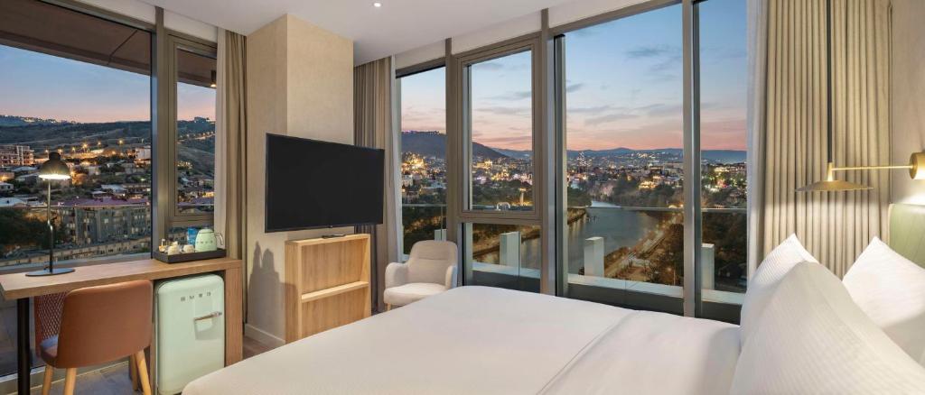 Postel nebo postele na pokoji v ubytování Hilton Garden Inn Tbilisi Riverview