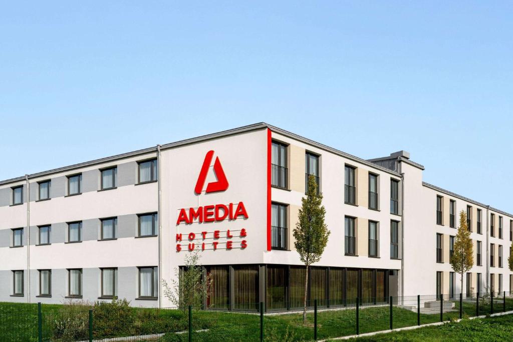 un edificio de oficinas con un letrero en él en Amedia Dachau, Trademark Collection by Wyndham, en Dachau