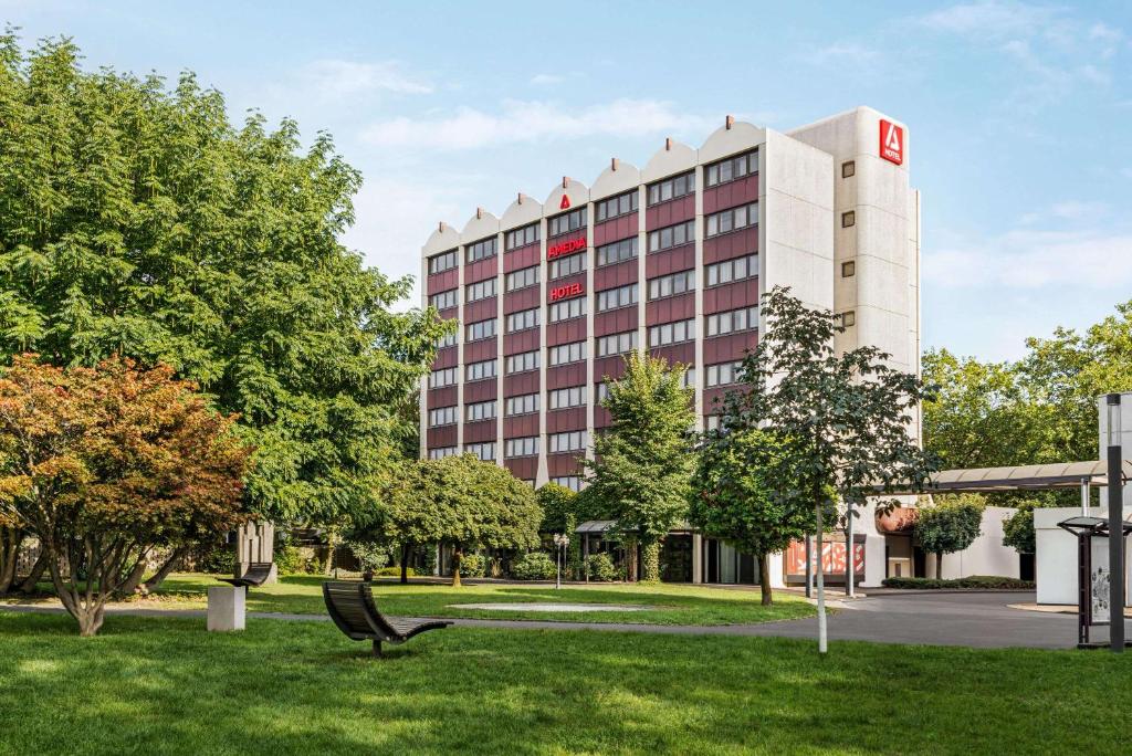 een hotel met een vogelstandbeeld in het gras bij Amedia Siegen, Trademark Collection by Wyndham in Siegen