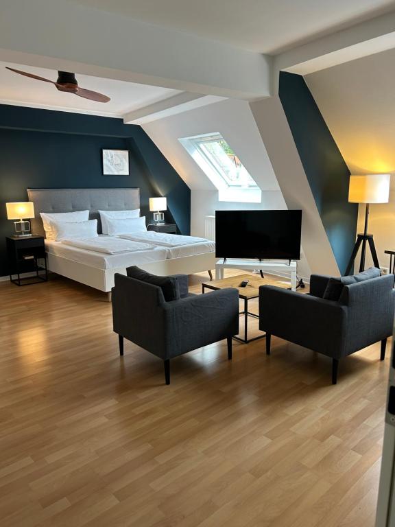 ハイデルベルクにあるDK Hotel Deutscher Kaiserのベッドルーム1室(ベッド1台、椅子2脚、ピアノ付)