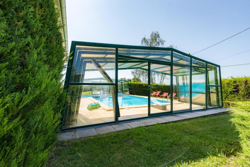 una casa de cristal con piscina. en Petit jouandeou, 