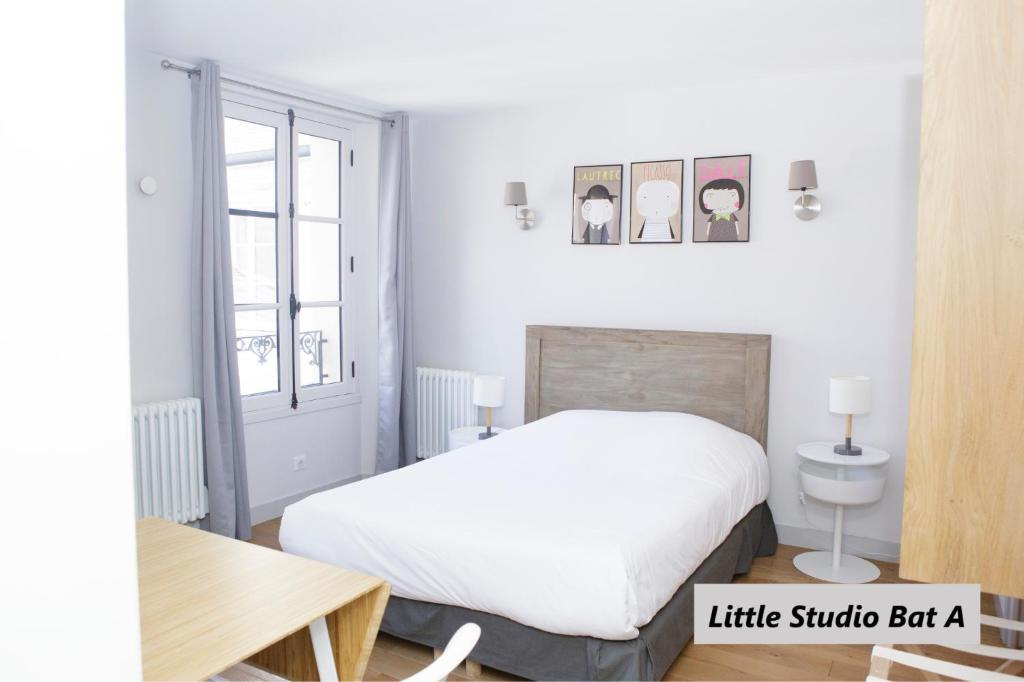 Apparts de l'Oncle Louis في فرساي: غرفة نوم صغيرة مع سرير وطاولة