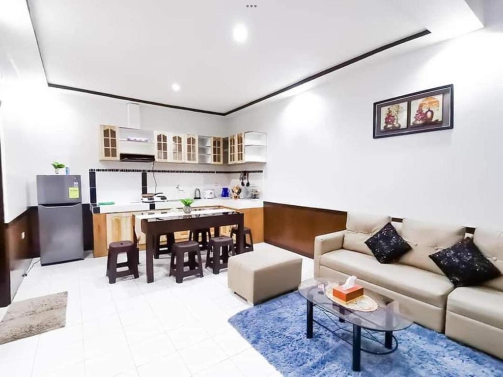 een woonkamer met een bank en een tafel bij Arka's Elegant Condos in Zamboanga