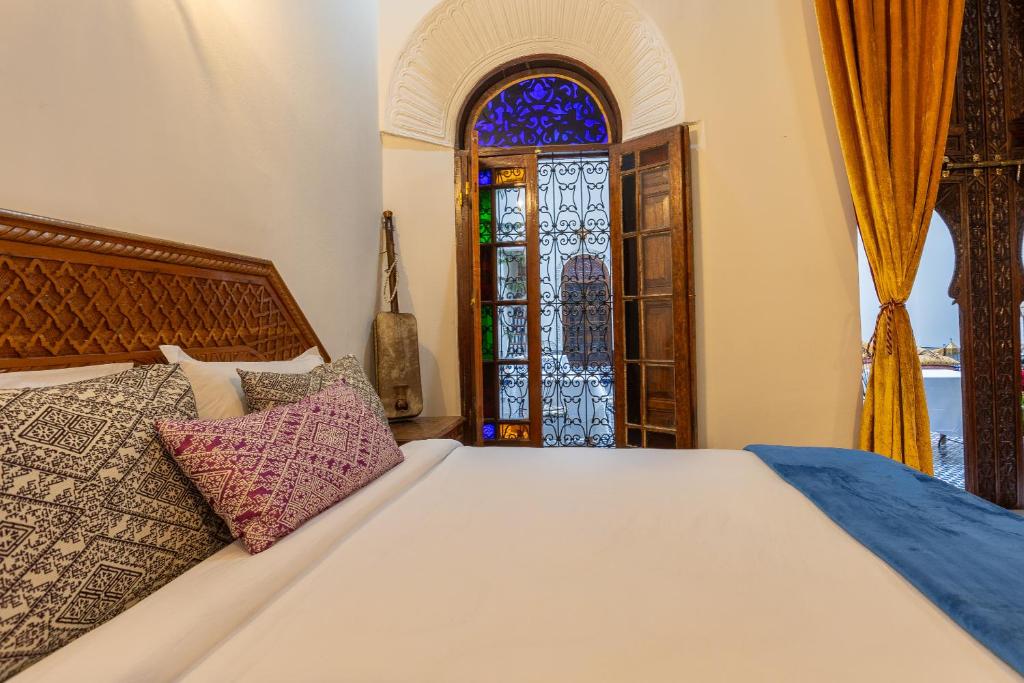Postel nebo postele na pokoji v ubytování Palais Nazha Fes - Luxury Lodging