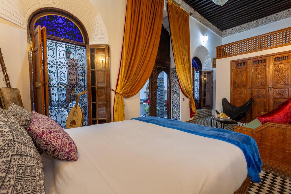 Postel nebo postele na pokoji v ubytování Palais Nazha Fes - Luxury Lodging