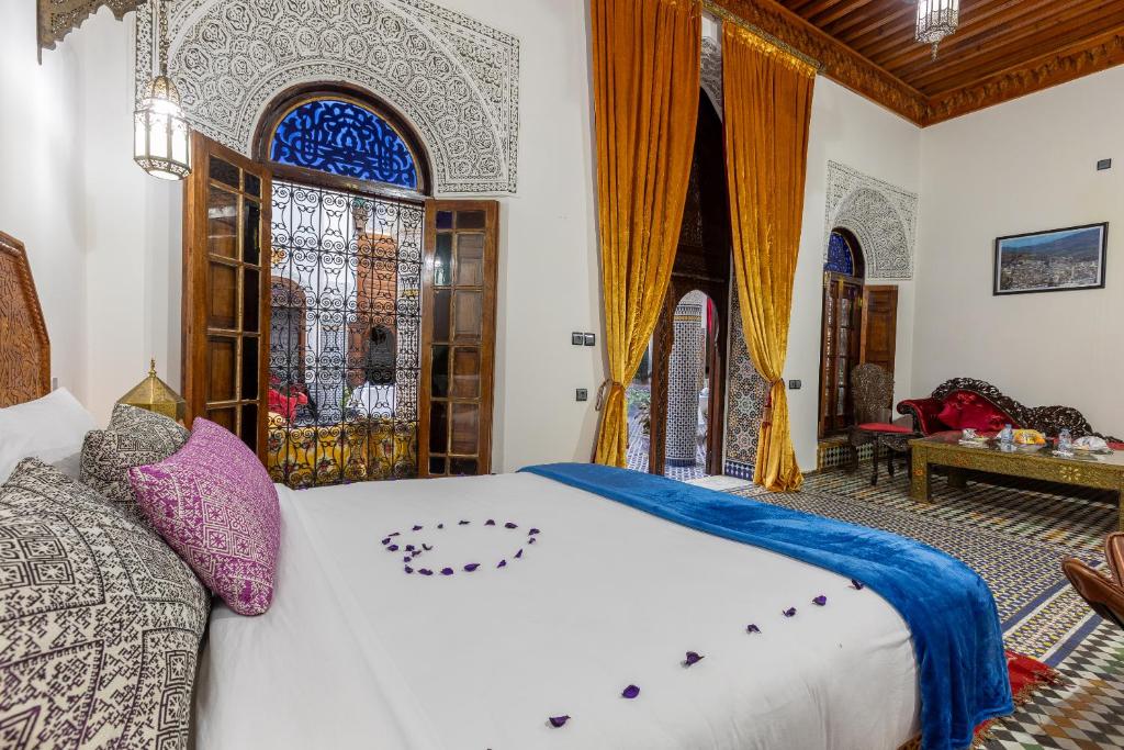 Postel nebo postele na pokoji v ubytování Palais Nazha Fes - Luxury Lodging