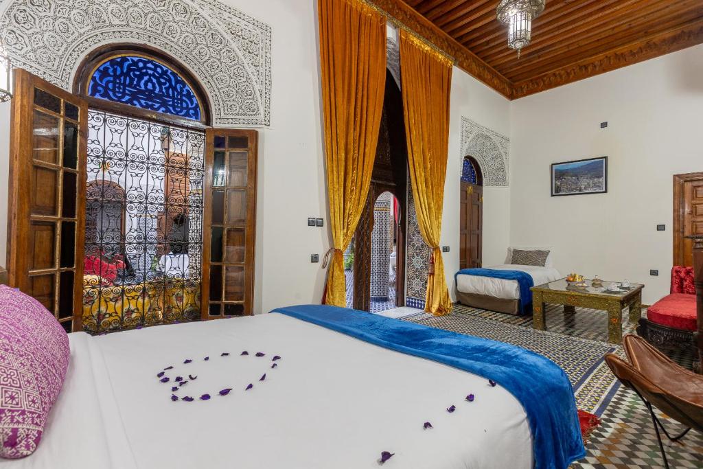 Postel nebo postele na pokoji v ubytování Palais Nazha Fes - Luxury Lodging