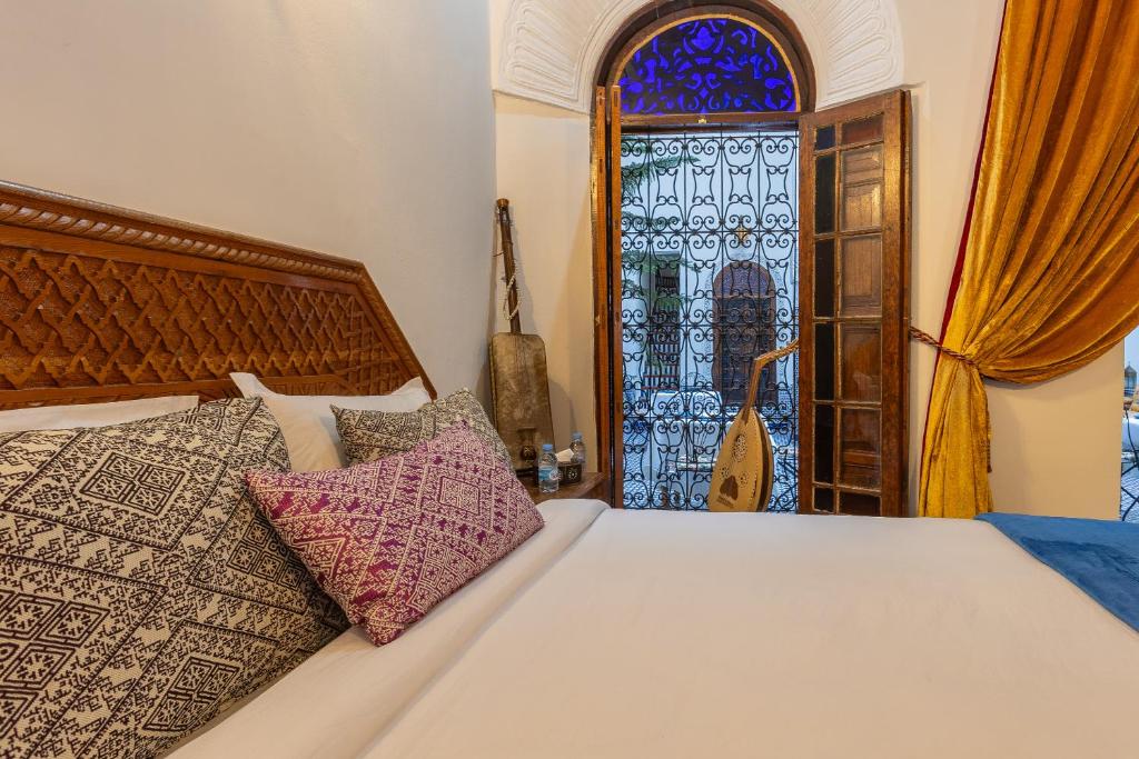 Postel nebo postele na pokoji v ubytování Palais Nazha Fes - Luxury Lodging