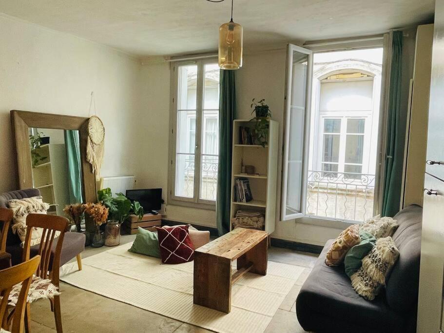 un salon avec un canapé et une table dans l'établissement Centre historique Montpellier, à Montpellier