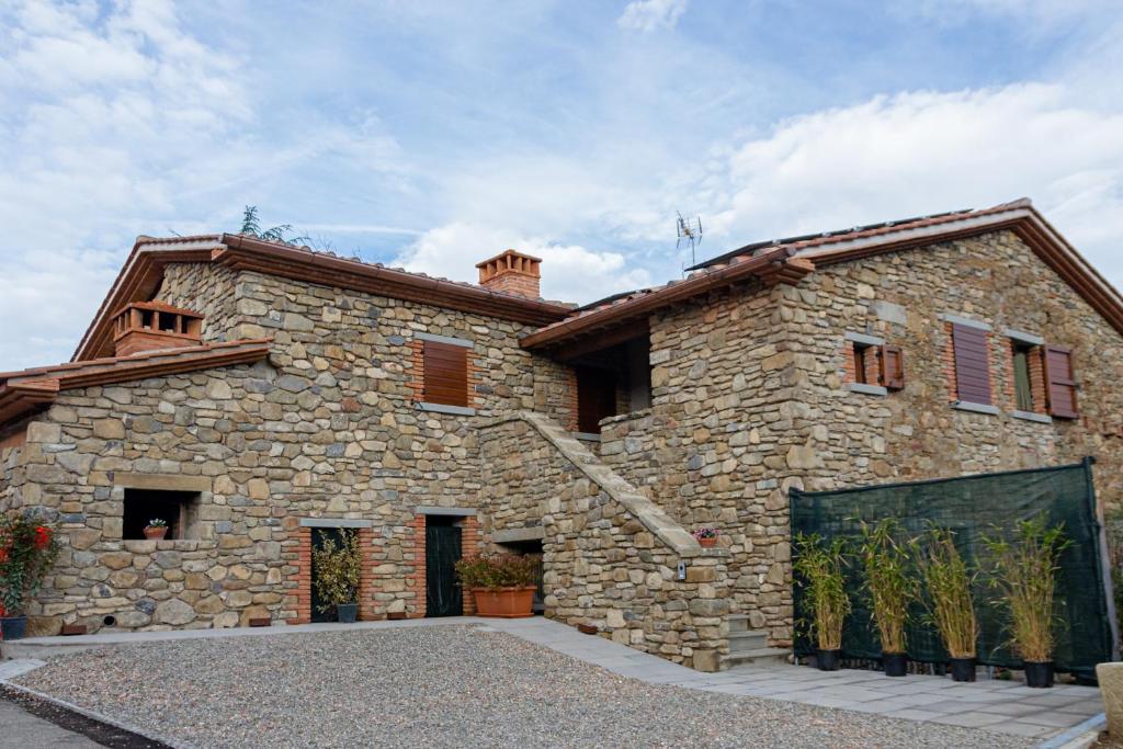 un gran edificio de piedra con garaje en B&B Casa del Pietro, en Pieve San Giovanni