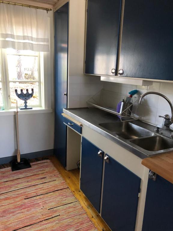 a small kitchen with a sink and a window at Unikt 1800-tals boende i hjärtat av Dalarna in Våmhus