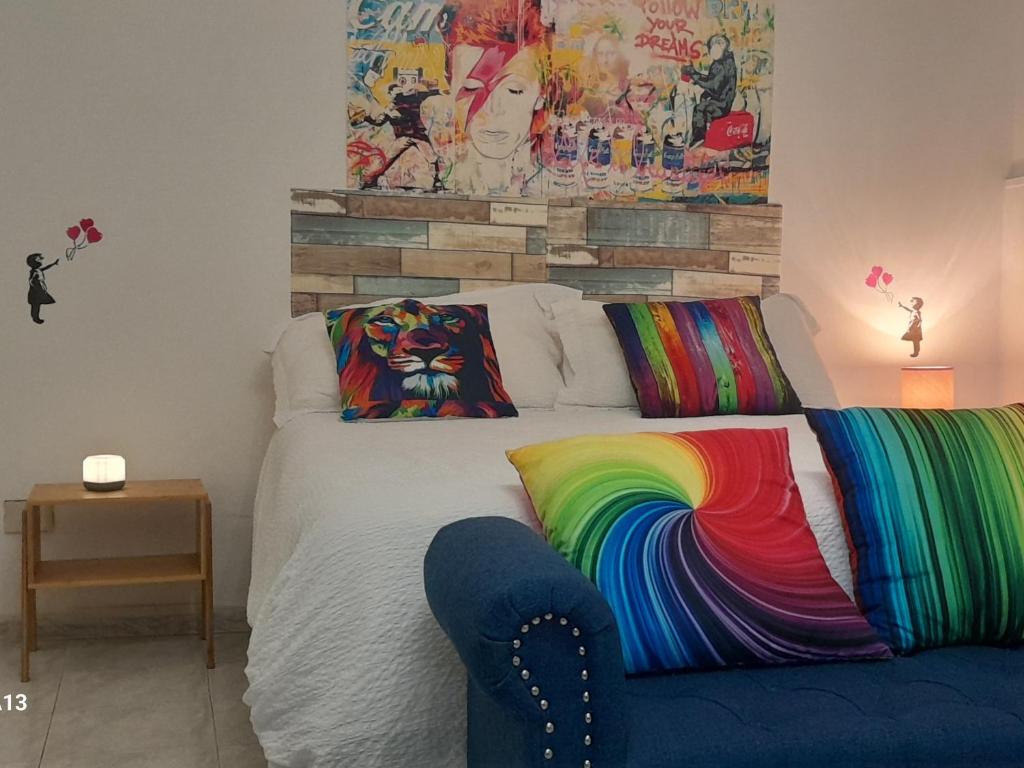 1 dormitorio con 1 cama con una manta colorida en One Love Vicino AUTOSTRADA 40 MIN ROMA, en Orte