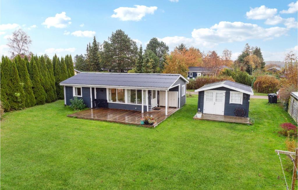 una pequeña casa en un patio con césped verde en Pet Friendly Home In Bog By With Kitchen en Bogø By