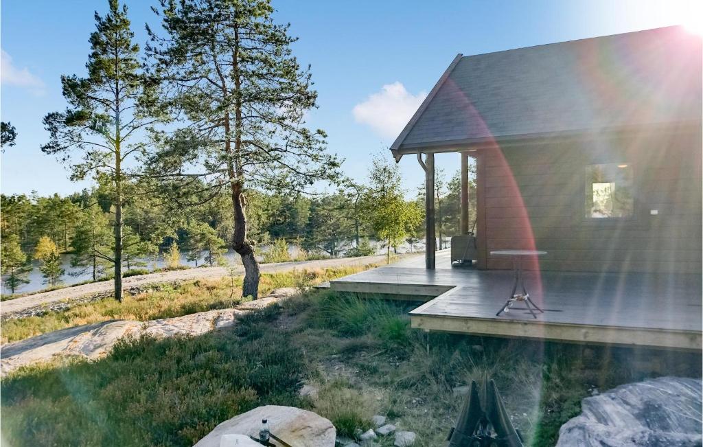 Cabaña pequeña con vistas al lago en 4 Bedroom Amazing Home In Vatnestrm en Svaland