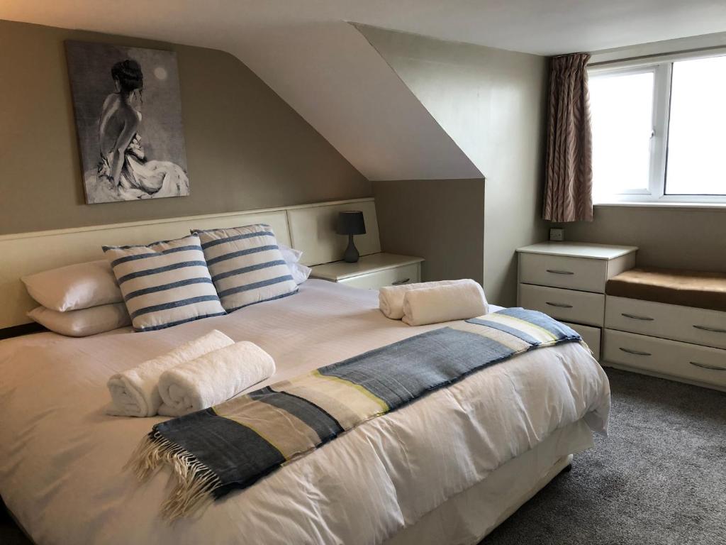 ein Schlafzimmer mit einem großen Bett mit Handtüchern darauf in der Unterkunft 5 Shore Street in Donaghadee