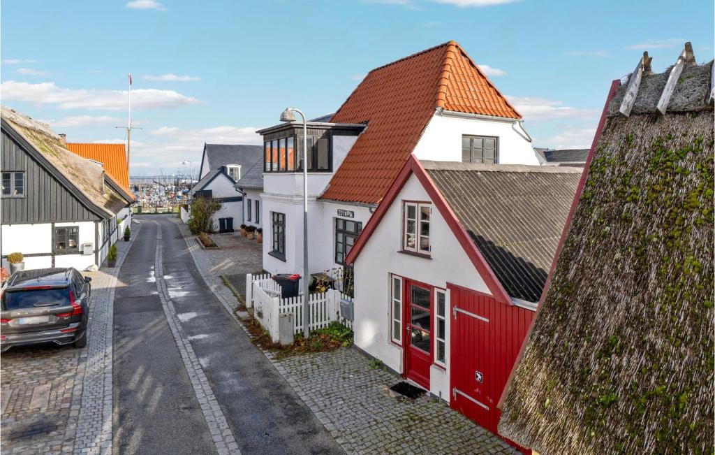 una vista aérea de una calle con casas y un coche en 1 Bedroom Beautiful Apartment In Gilleleje, en Gilleleje