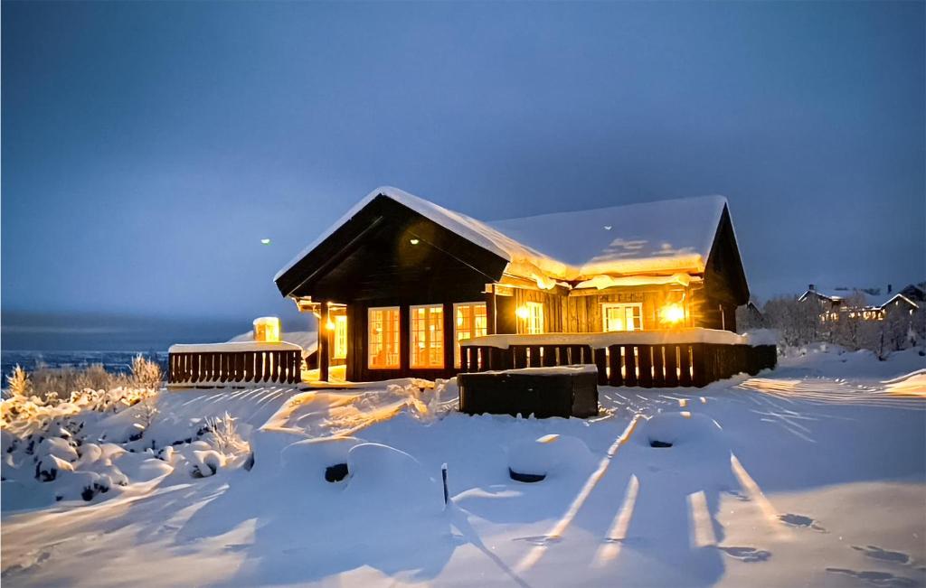 una casa cubierta de nieve por la noche en 5 Bedroom Beautiful Home In Gol, en Golsfjellet