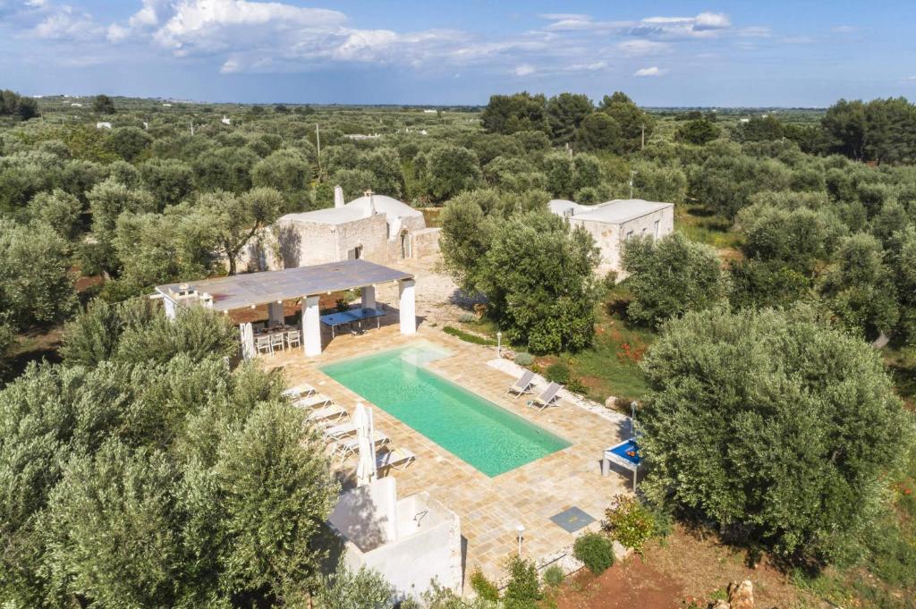 une vue aérienne d'une villa avec piscine dans l'établissement Villa Trullo Acquaro by Villa Plus, à Ostuni