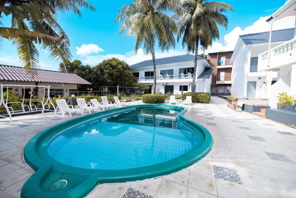 Bazén v ubytování The coconut nanai resort nebo v jeho okolí