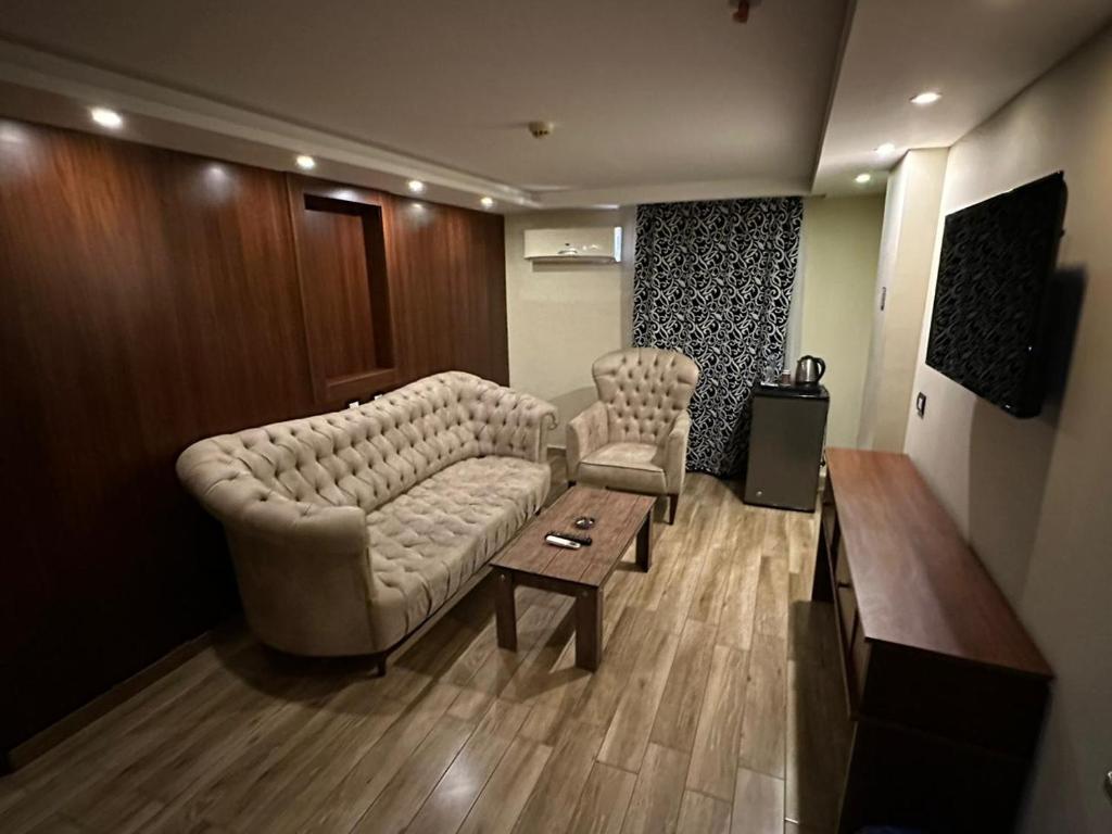 TV a/nebo společenská místnost v ubytování Panorama Ramsis Hotel & Cafe