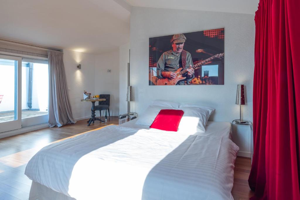 Uma cama ou camas num quarto em Tralala Hotel Montreux