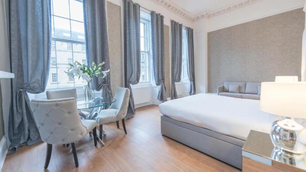 een hotelkamer met een bed en een glazen tafel bij Hanover 71 Suites in Edinburgh