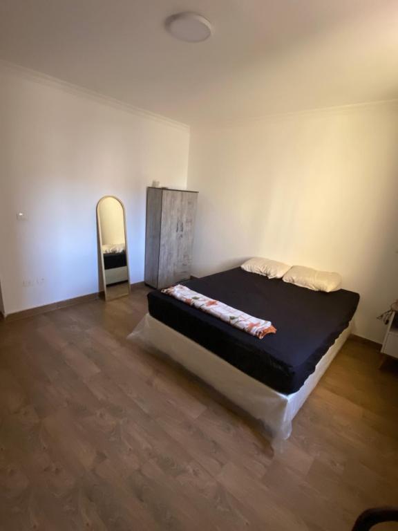 Madīnat ash ShurūqにあるMaster Private Room in an apartment near Madintyのベッドルーム(ベッド1台、鏡付)