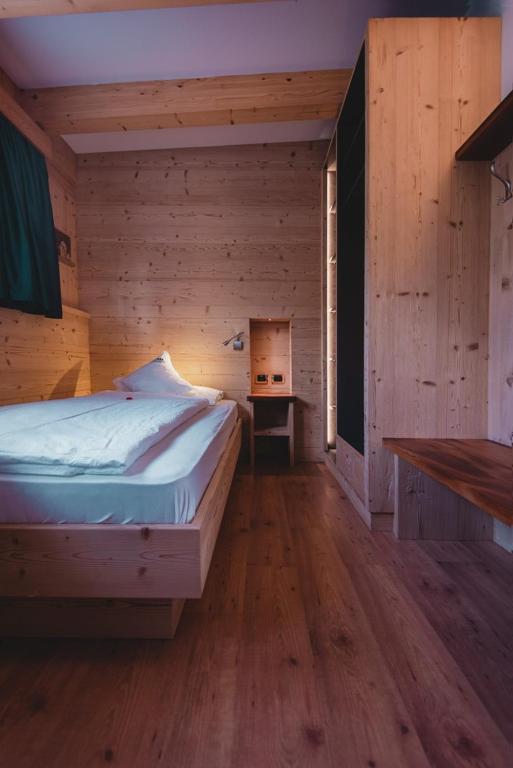 Postel nebo postele na pokoji v ubytování Hotel Zirmes