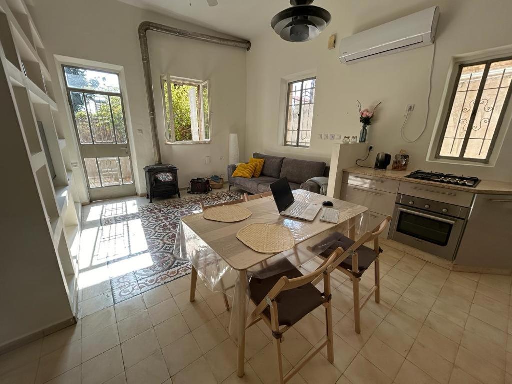 Il comprend une cuisine et un salon avec une table et des chaises. dans l'établissement Boutique Apartement, à Jérusalem