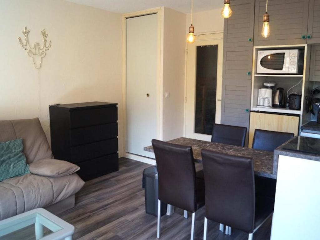 un salon avec un canapé et une table dans l'établissement Studio Rénové avec Terrasse sur les Pistes - Super Sauze, Enchastrayes - FR-1-165A-22, à Enchastrayes