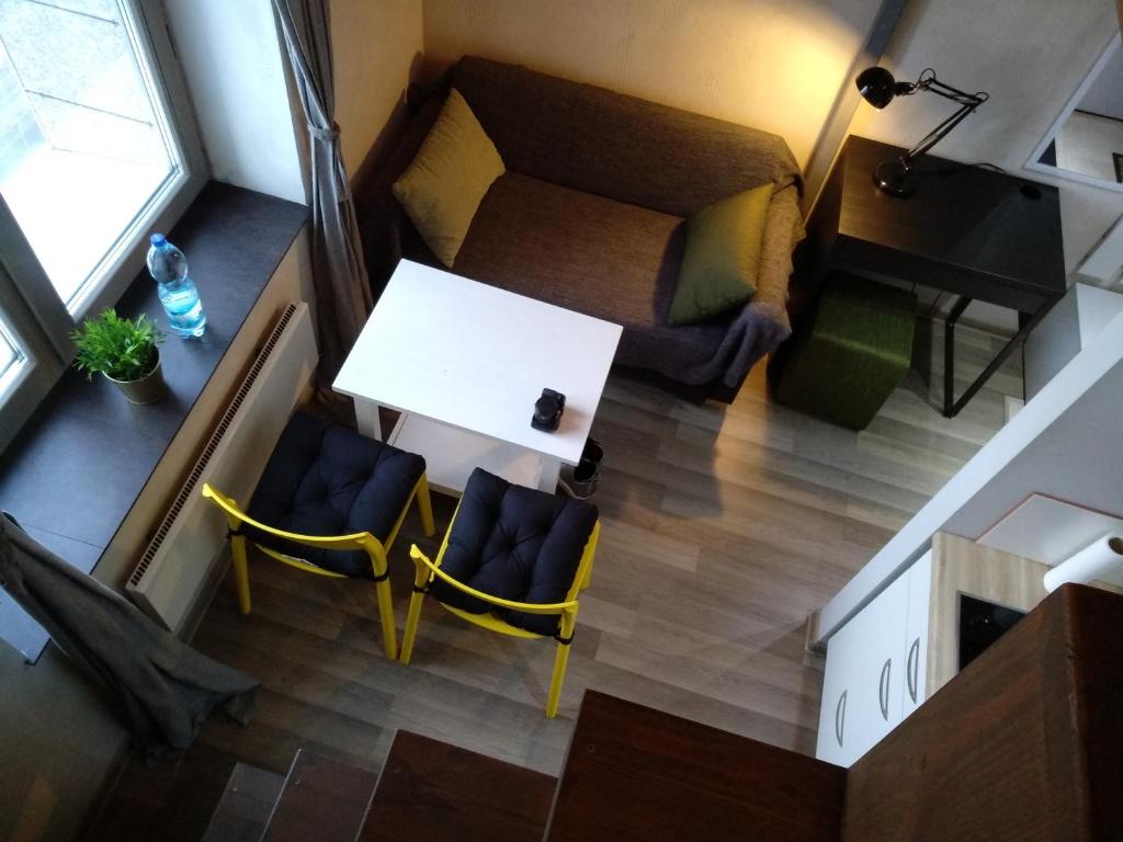 - un salon avec une table et des chaises dans l'établissement Radioloft-430, à Vilnius