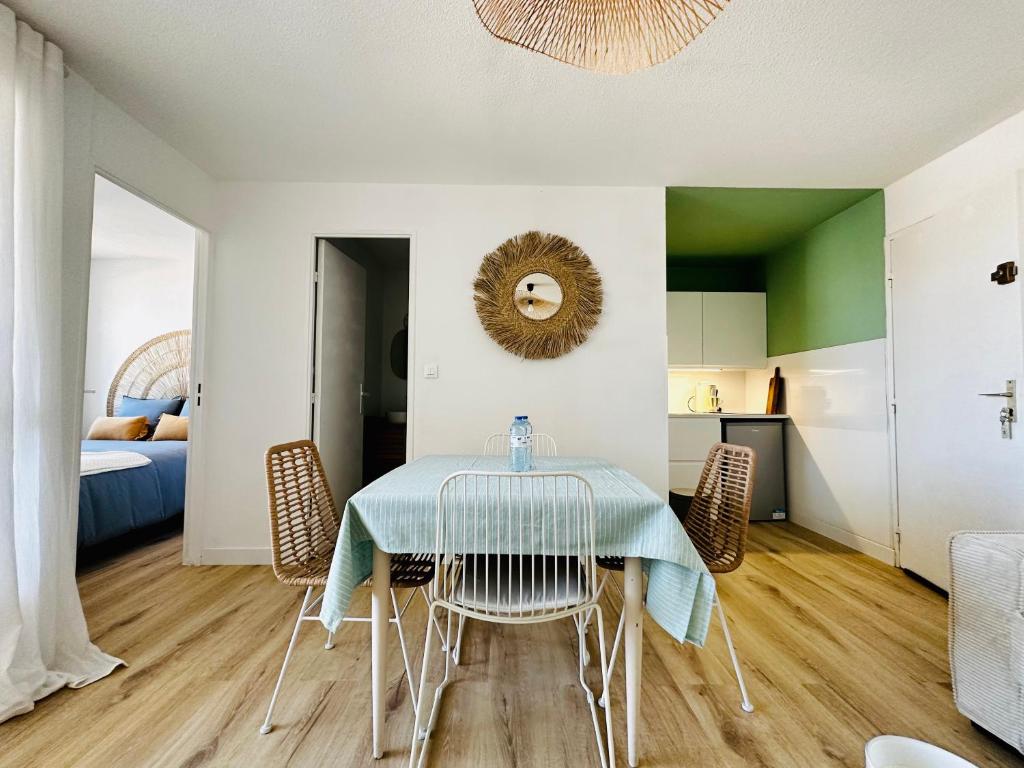 een eetkamer met een tafel en stoelen bij Appartement cosy à Pontaillac in Vaux-sur-Mer