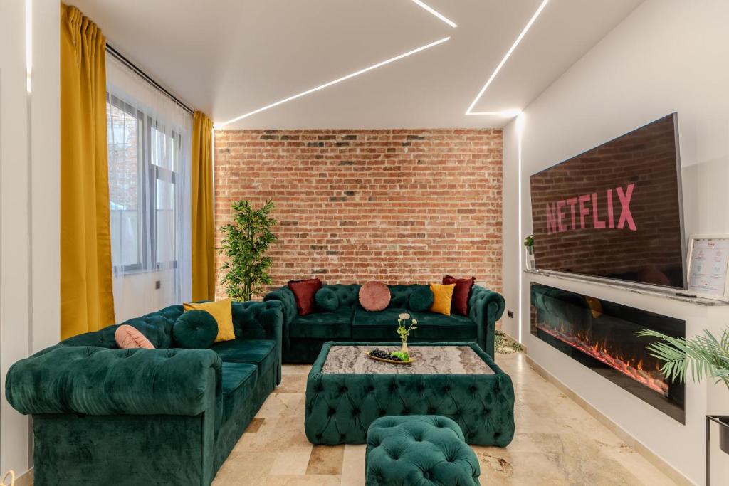 sala de estar con 2 sofás y chimenea en Luxury Living: Smart 2BR Apartment at Unirii Square en Bucarest