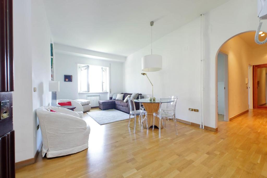 un soggiorno con divano e tavolo di Confortevole appartamento vicino Ponte Milvio a Roma