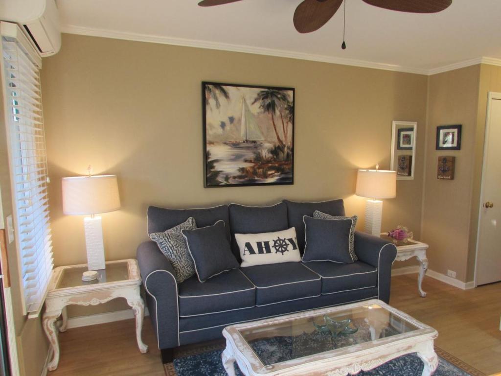 sala de estar con sofá y mesa de centro en Beachfront Condo with Ocean View en Hilton Head Island