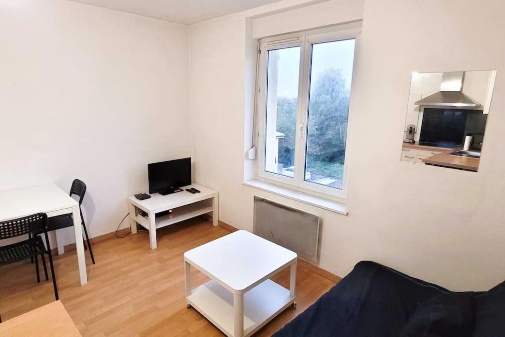 un salon avec un canapé et une table dans l'établissement Le Saint André, à Montigny-lès-Metz