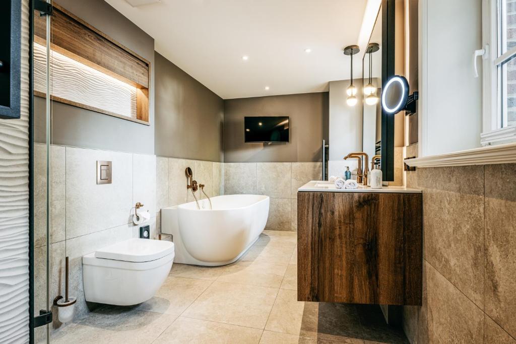 Koupelna v ubytování Relais & Châteaux Landhaus Stricker