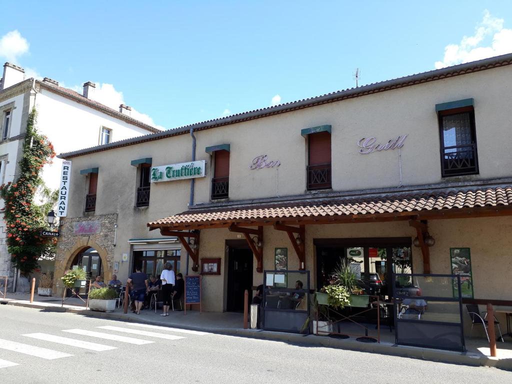 um edifício ao lado de uma rua em La Truffière em Puy-lʼÉvêque