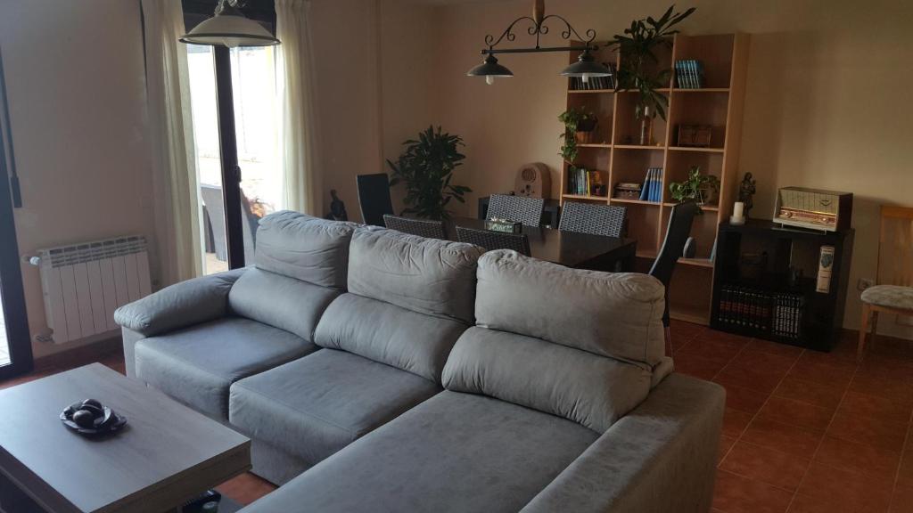 sala de estar con sofá y mesa en Villa Yolita, en Sepúlveda