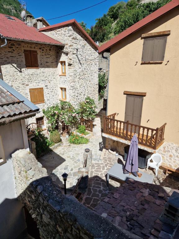 an outdoor patio with a table and a chair at Maison complète Ganzes Haus House 6 Peronnes La Finière Seealpen Isola Village bei Nizza Alpes -Maritimes près de Nice 70 km in Isola