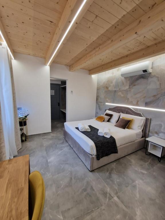 Postel nebo postele na pokoji v ubytování MARLA ROOMS