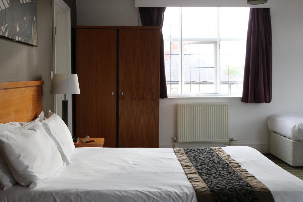 Postel nebo postele na pokoji v ubytování Fairway Inn
