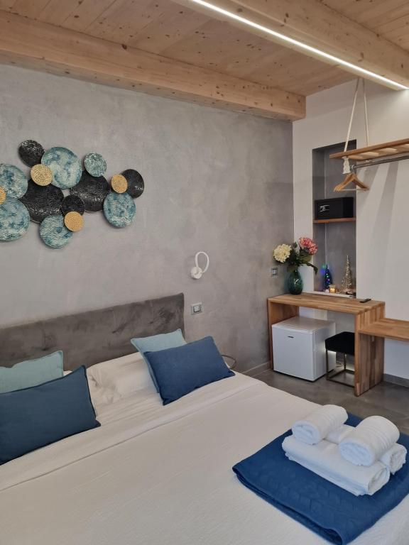 Postel nebo postele na pokoji v ubytování MARLA ROOMS