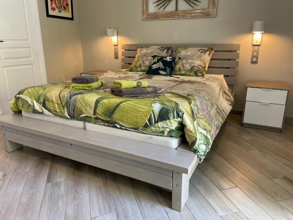 Postel nebo postele na pokoji v ubytování Villa Manzana : neuve 4ch 4sdb 2 piscines - LUXE