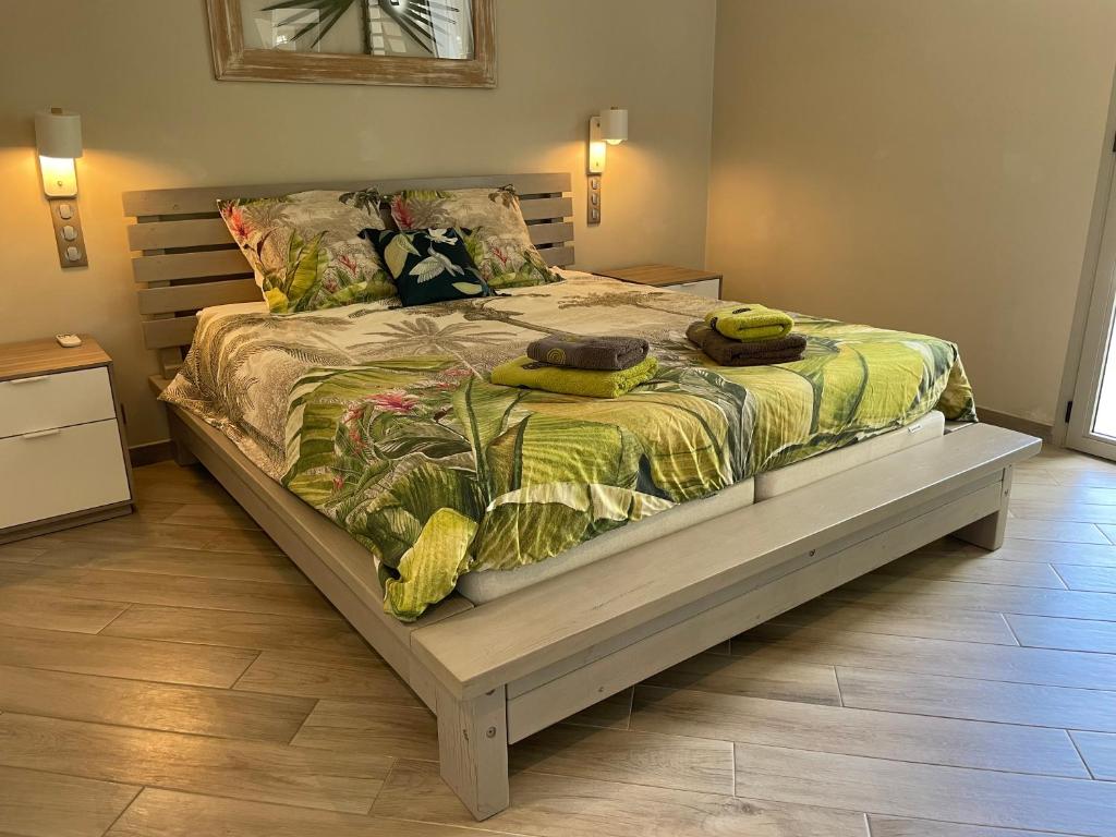 Postel nebo postele na pokoji v ubytování Villa Manzana : neuve 4ch 4sdb 2 piscines - LUXE