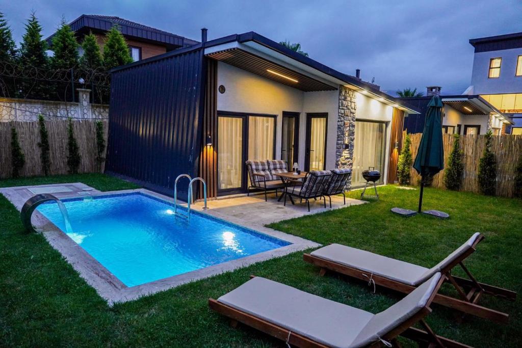 a small swimming pool in the backyard of a house at Vital Home Sapanca Isıtmalı Havuzlu Villa&Bungalov in Sapanca