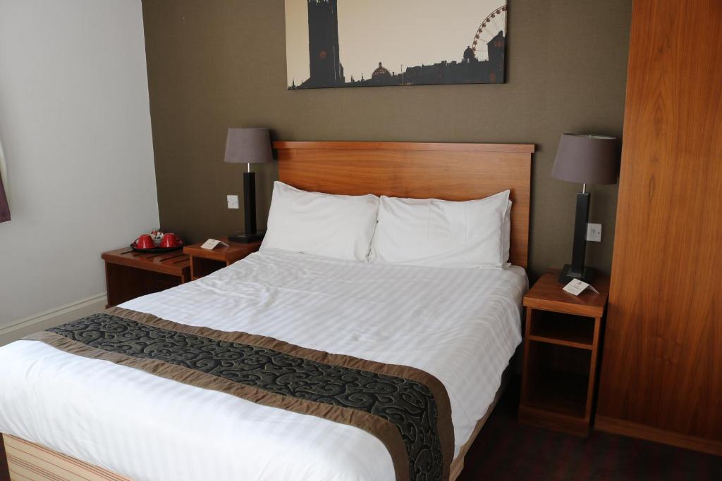 Postel nebo postele na pokoji v ubytování Fairway Inn