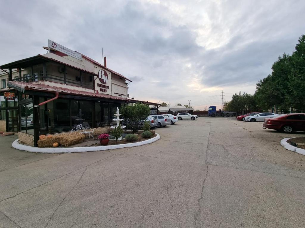 ein Parkplatz vor einem Laden mit geparkt in der Unterkunft Bucharest West Motel in Domneşti