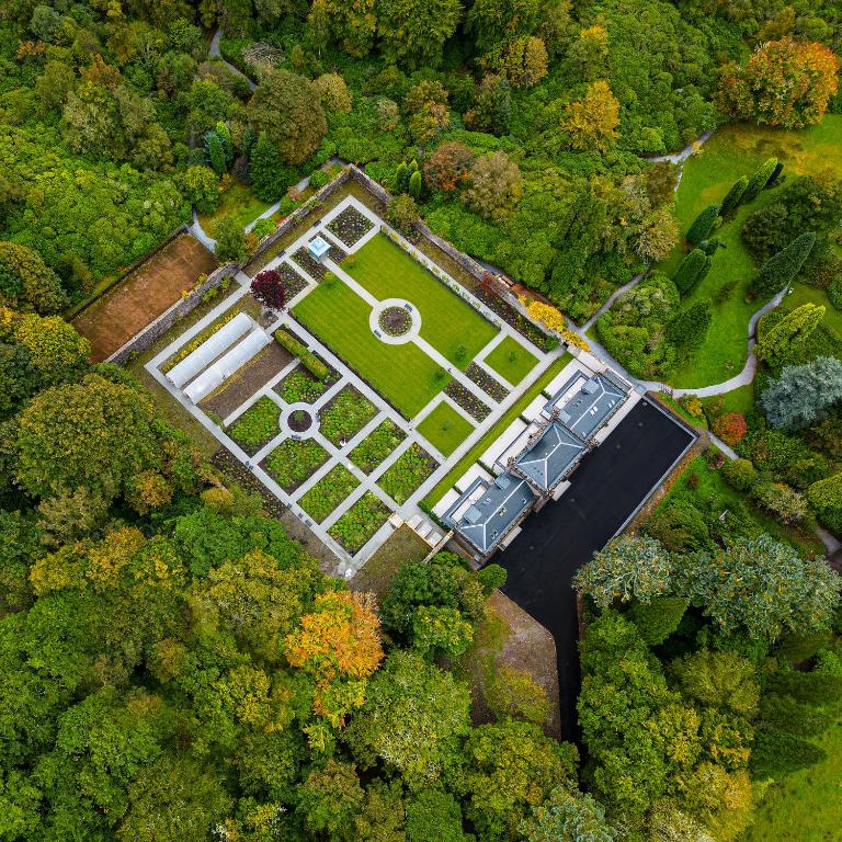 Inverlochy Castle Hotel - Pequeña Sala De Jardín Paredes