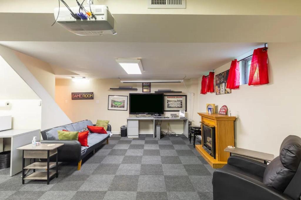 TV a/nebo společenská místnost v ubytování Lrge 5 BR 9 Beds Near DC-Pool, Hot Tub, Gym, Game Rm, Fire Pit